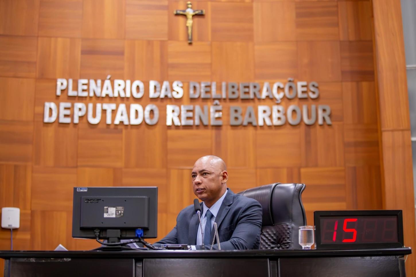 Projeto de Juca do Guaraná avança em comissão e reforça transparência na cobrança de serviços