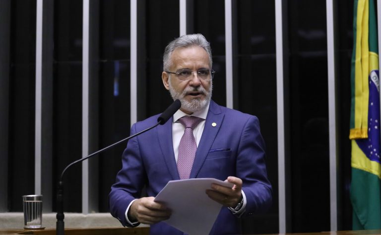 Projeto de lei estabelece limite de 48 horas para reembolso em cancelamentos de compra