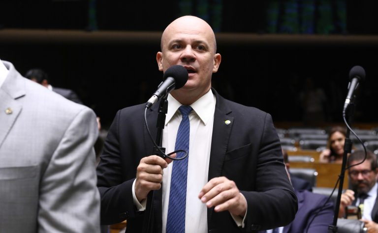 Proposta criminaliza a fundação de instituições fictícias para desvios de verbas públicas