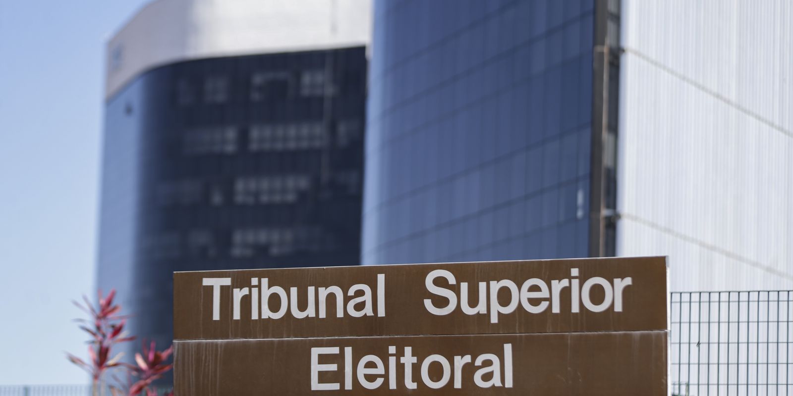 TSE divulga acórdão que confirmou inelegibilidade de Castro até 2030