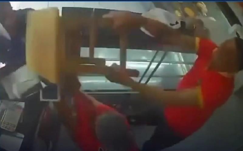 Vídeo mostra cliente com faca atacando mulher em padaria e funcionário impedindo o ataque