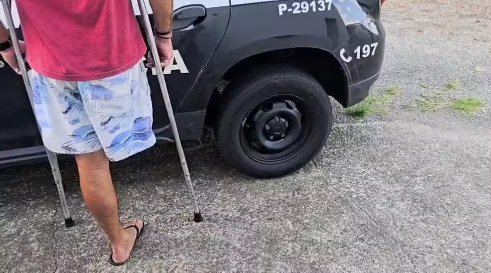 VOADORA: Homem, sem uma perna, é preso por agredir a esposa com chute.