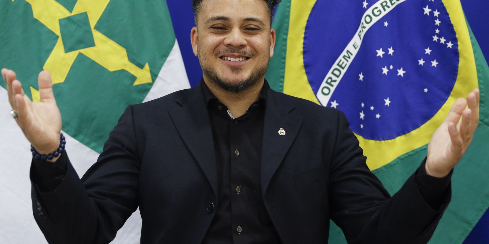 Cantor adotado na Holanda busca raízes e sonha em viver no Brasil