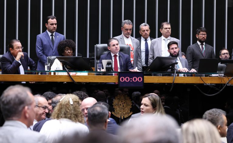 Câmara dos Deputados debate propostas cruciais sobre impactos econômicos, feminicídio e imunidade tributária