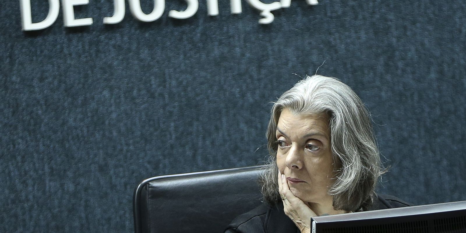 Cármen Lúcia vota por manter rigor da Lei da Ficha Limpa, rejeitando flexibilização