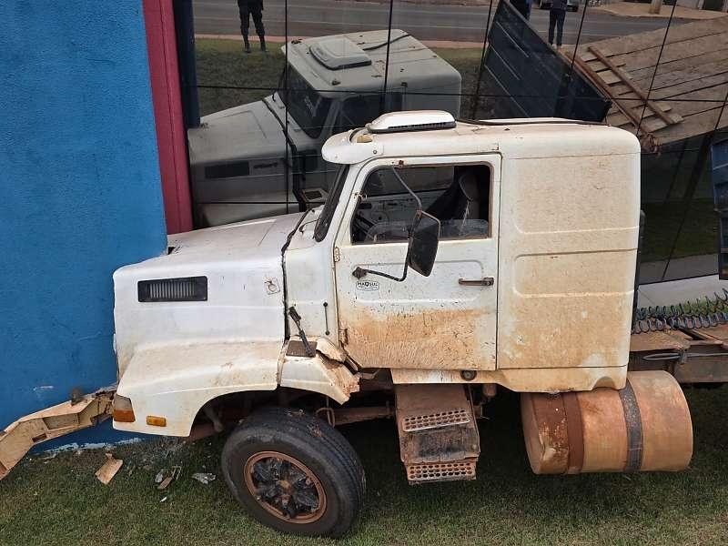 Carreta desgovernada invade prédio da Prefeitura de  Nortelândia após falha mecânica