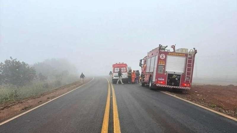 Carro com duas crianças sai da pista e capota em rodovia de MT