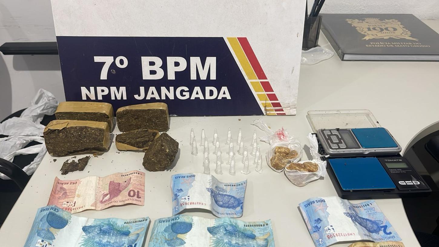 Casal foi preso por tráfico de drogas após perseguição da PM na BR-163 em Jangada; cocaína, maconha e pasta base foram apreendidas