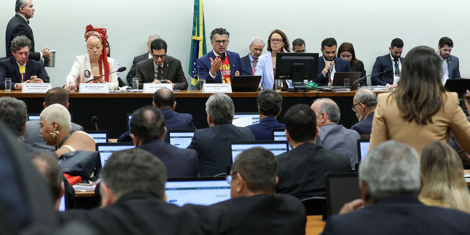Centrão tenta modificar regra de transição da PEC que extingue a escala 6x1