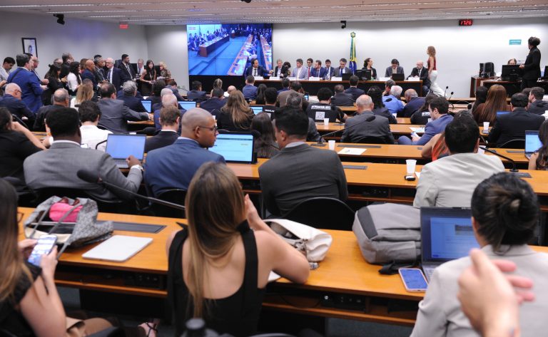 Comissão avalia parecer da PEC 221/19 para o fim da escala 6x1 e redução da jornada de trabalho