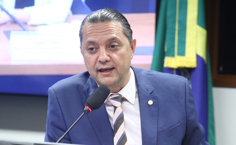 Comissão aprova cordão de fita roxa para identificação de pessoas com Alzheimer