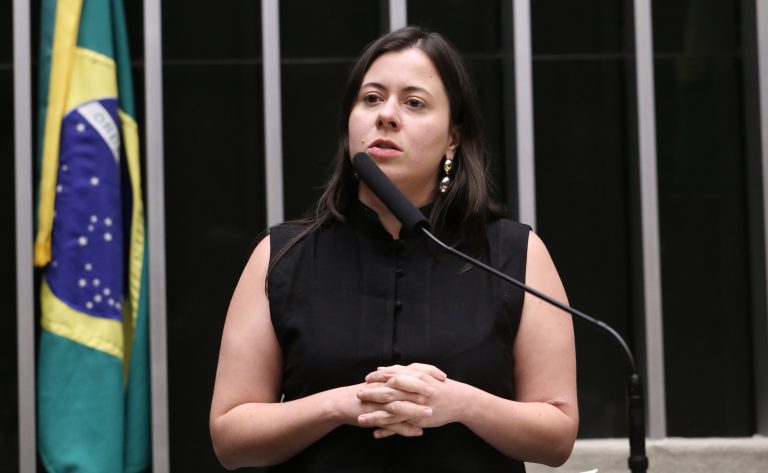 Projeto de lei que pune gestor por não pagar piso salarial de professores avança na Câmara