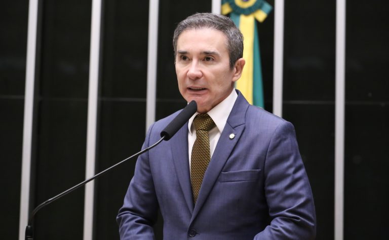 Comissão de Educação da Câmara dos Deputados aprova projeto contra uso de contêineres e lonas em escolas