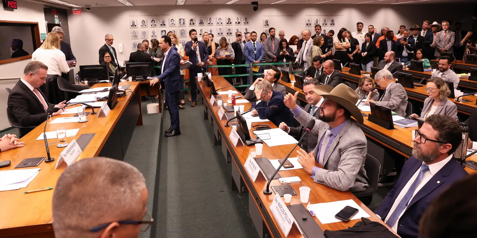 Conselho de Ética recomenda suspensão de mandatos para três deputados após motim na Câmara