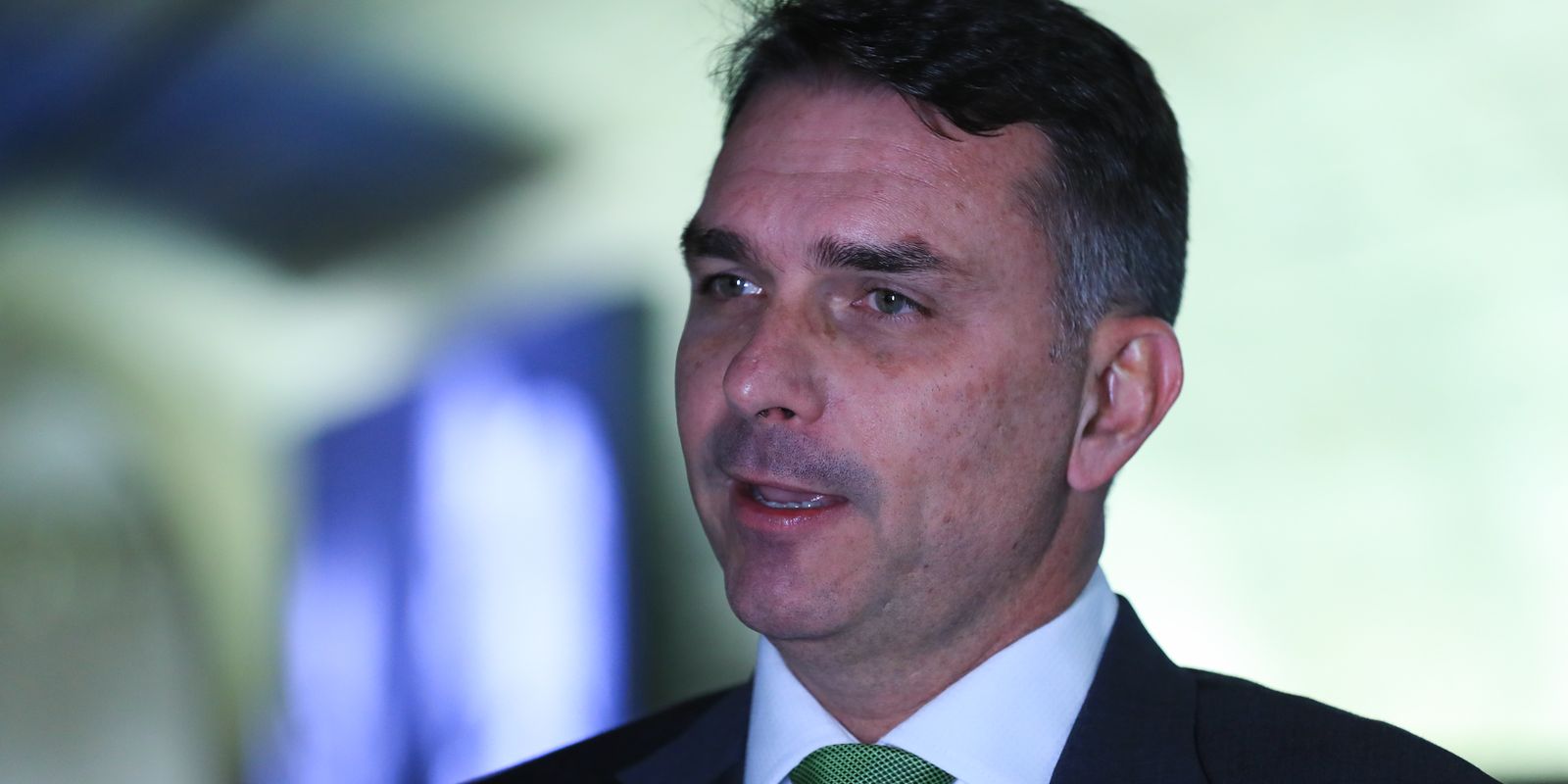 Deputados pedem investigação da ligação entre Flávio Bolsonaro e Daniel Vorcaro, do Banco Master