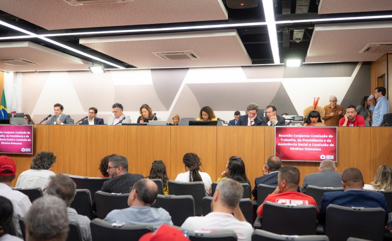 Deputados buscam fim da escala 6x1 ainda em 2024 com acordo para 40 horas e dois dias de folga