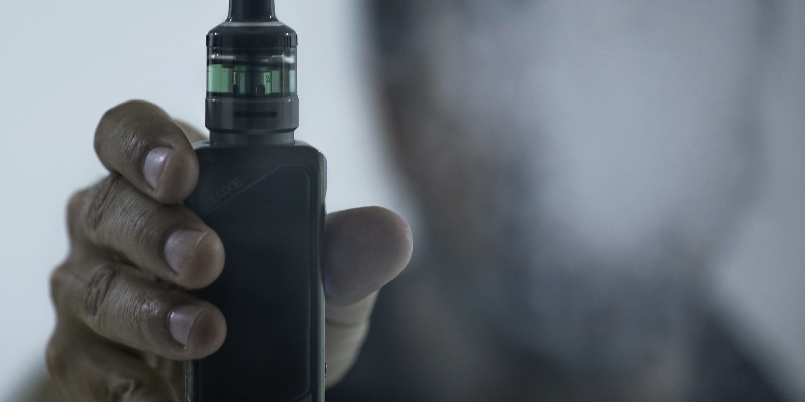 Cigarros eletrônicos camuflados em novas tecnologias preocupam Fundação do Câncer e desafiam proibição