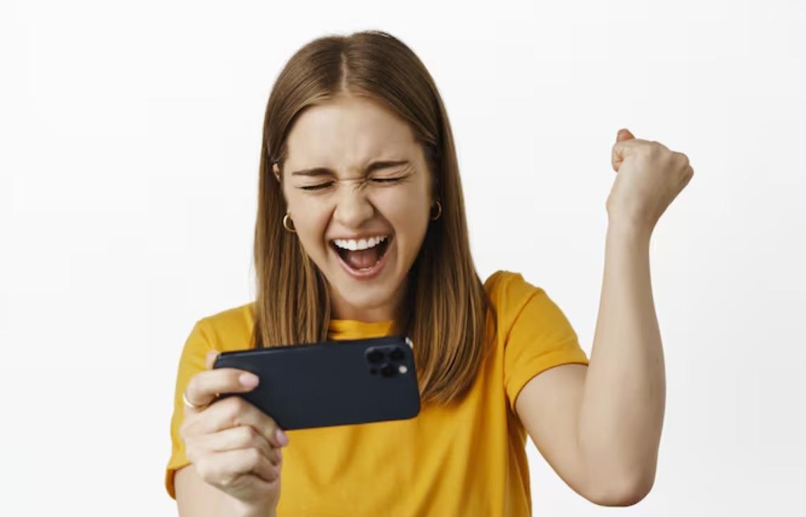 Diferenças entre versões de entretenimento digital com e sem marca