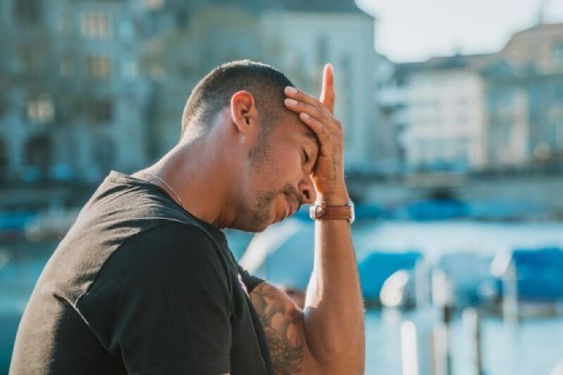 Dor de Cabeça Constante? O Perigo Invisível Para o Seu Sono e Trabalho