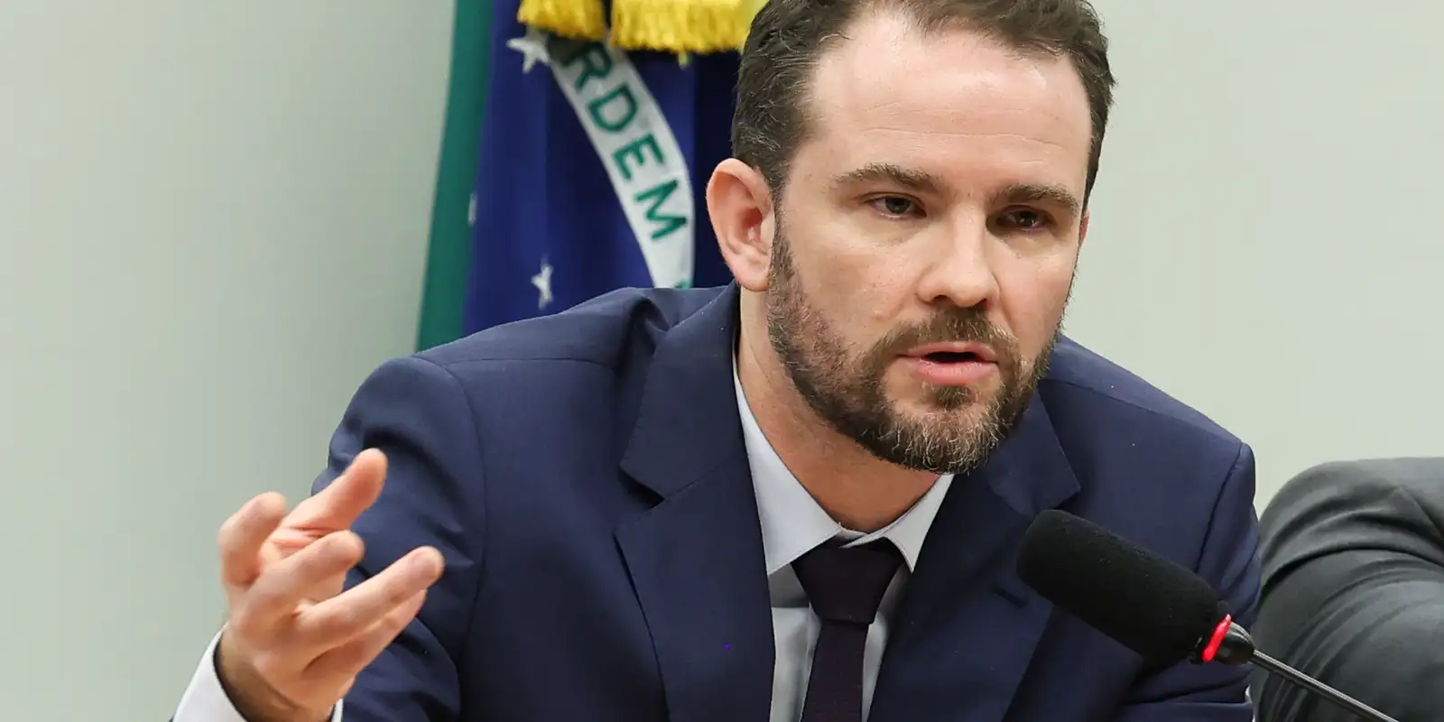 Dario Durigan cancela missão à Rússia por fechamento de aeroporto em Moscou