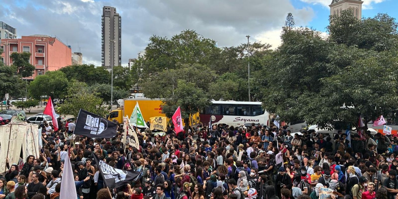 Estudantes da USP, Unesp e Unicamp protestam em São Paulo contra políticas educacionais