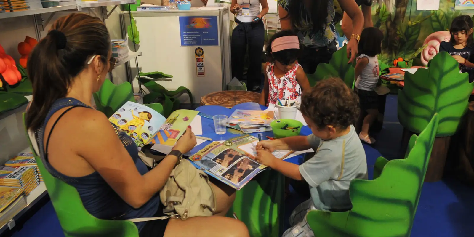 Mais da metade das famílias brasileiras raramente pratica a leitura com crianças, aponta estudo sobre aprendizagem
