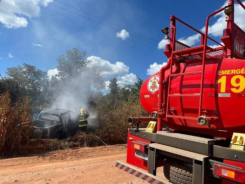 Explosão de pneu termina em incêndio e deixa motorista com queimaduras