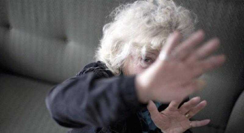 Filha bêbada é presa após bater cabeça da mãe diversas vezes no chão