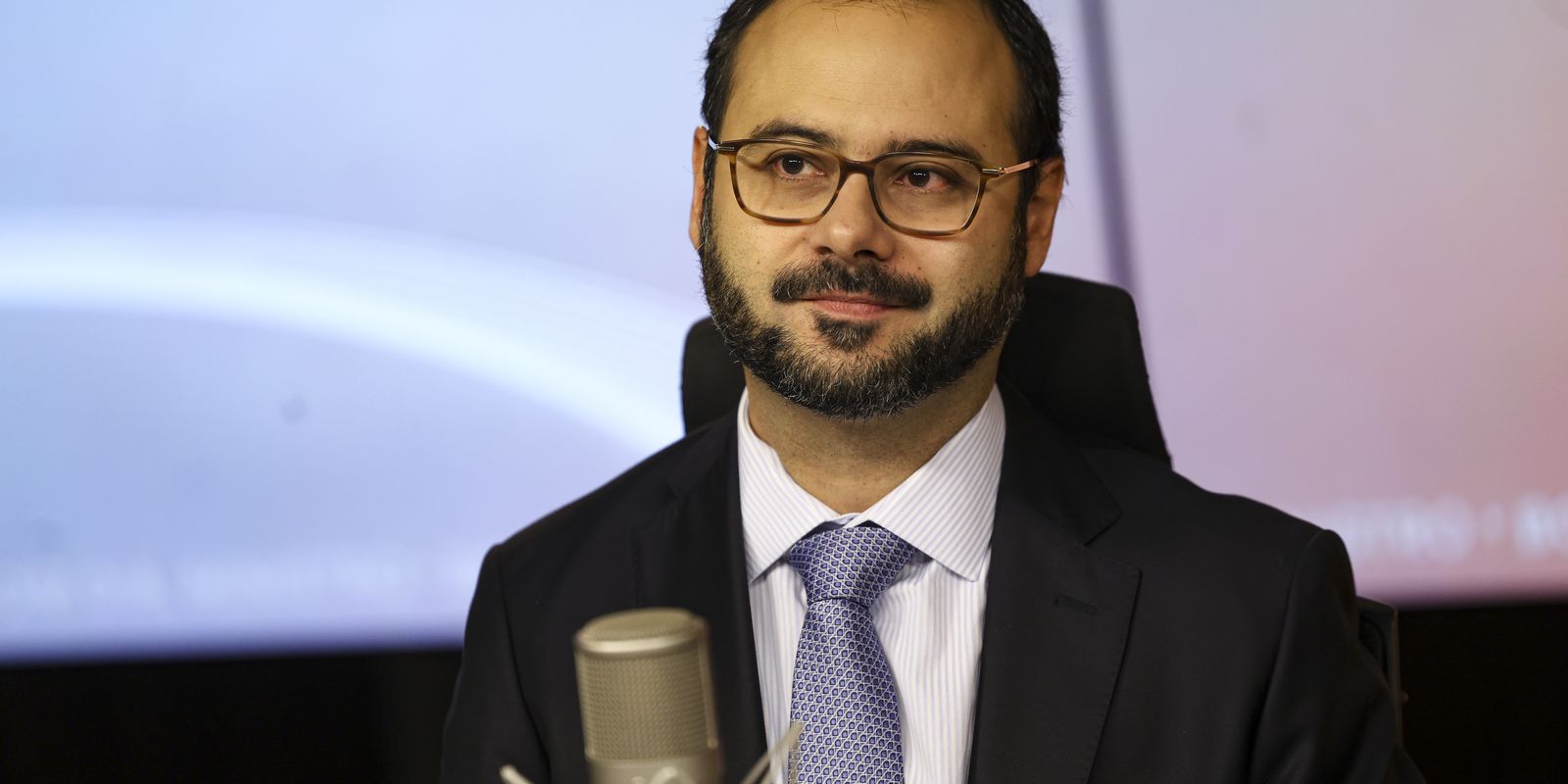 Governo estuda permitir mais contratações por MEI após fim da escala 6x1