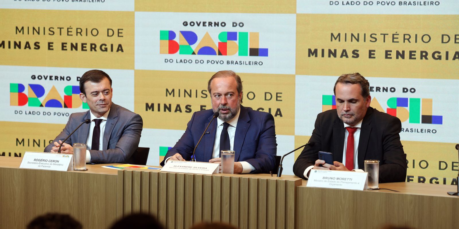 Governo federal anuncia subsídio para conter alta nos preços dos combustíveis