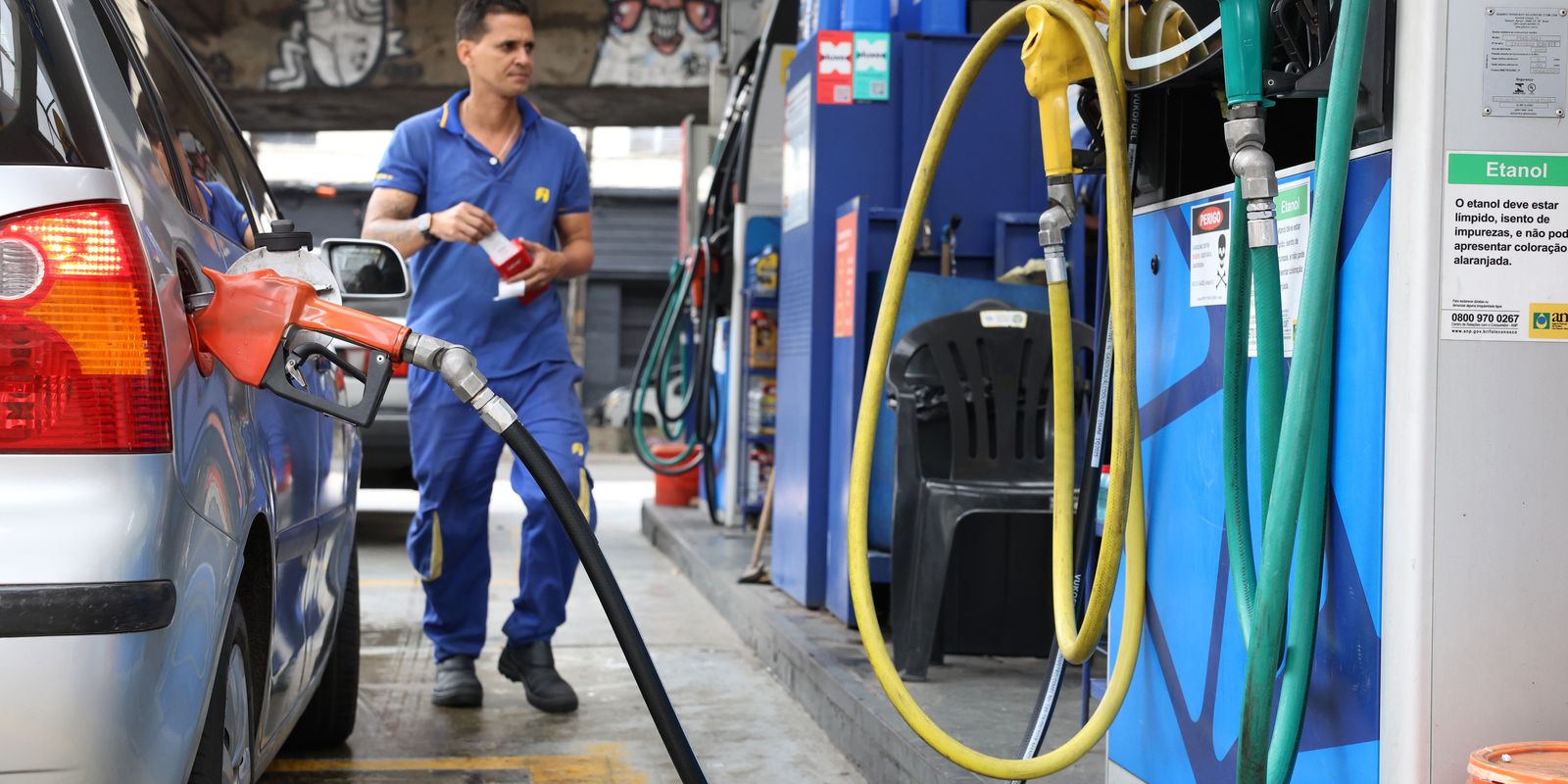 Governo federal estabelece subvenção de R$ 0,44 por litro na gasolina