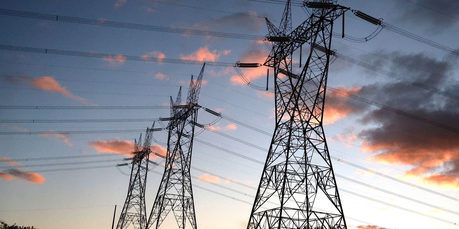 Governo renova contratos com distribuidoras de energia em 13 estados, impulsionando investimentos