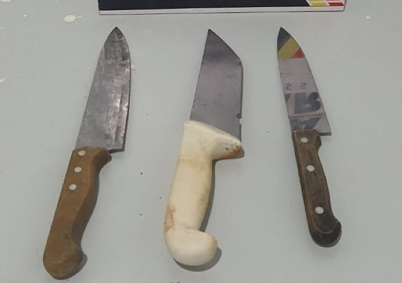 Homem agride companheiro e ameaça matar policiais