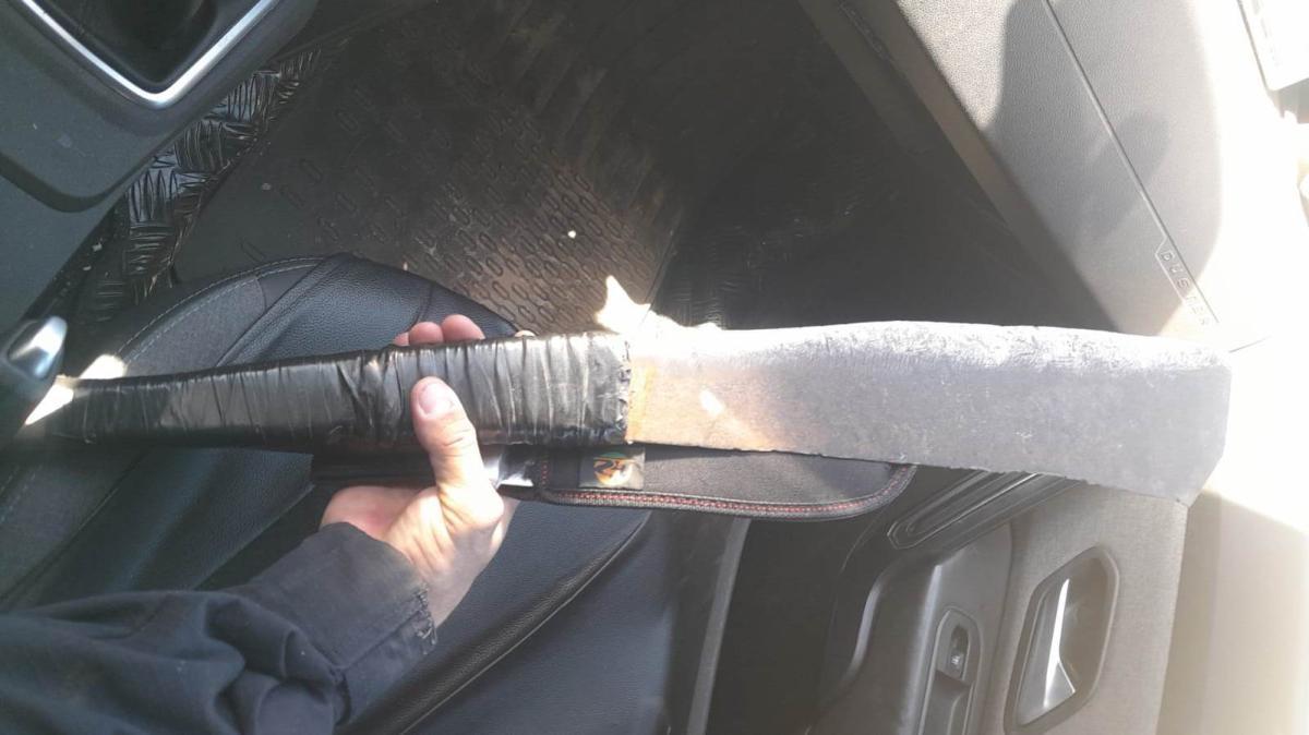 Homem é preso após ameaçar filha com facão em bairro de Cuiabá