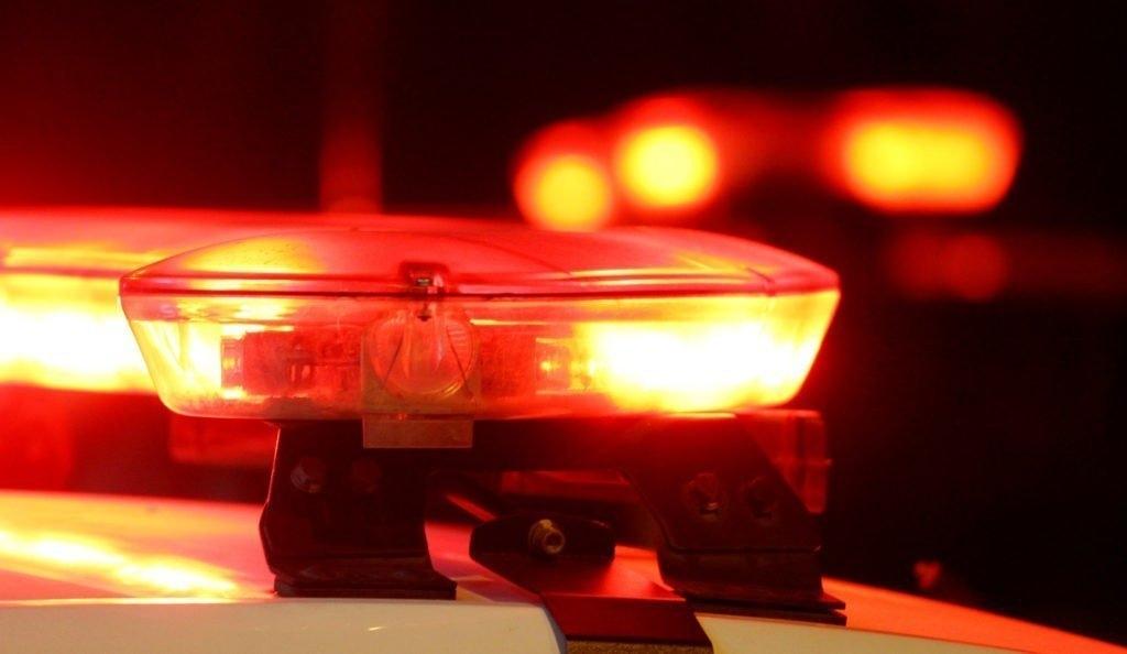 Homem escapa de atentado a tiros no bairro Monjolo em Rosário Oeste; carro foi atingido por disparos