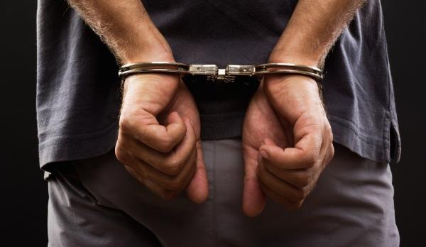 Homem foi detido por moradores após invadir residência em Nobres