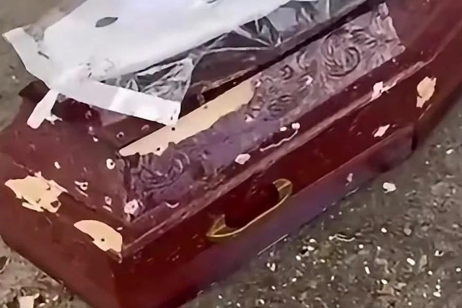 Homem invade enterro, metralha caixão e acaba morto pela PM.