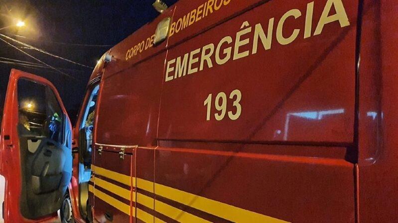Homem tenta matar mulher com tiro de espingarda em bar