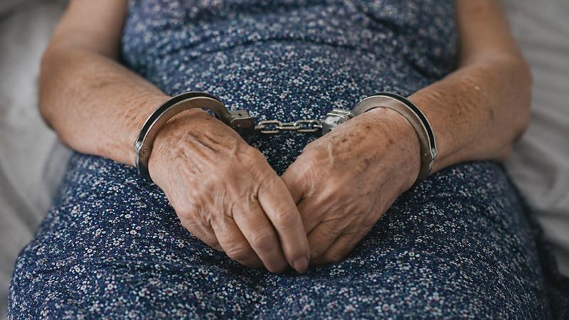 Idosa é presa suspeita de matar companheiro com facão em Cuiabá