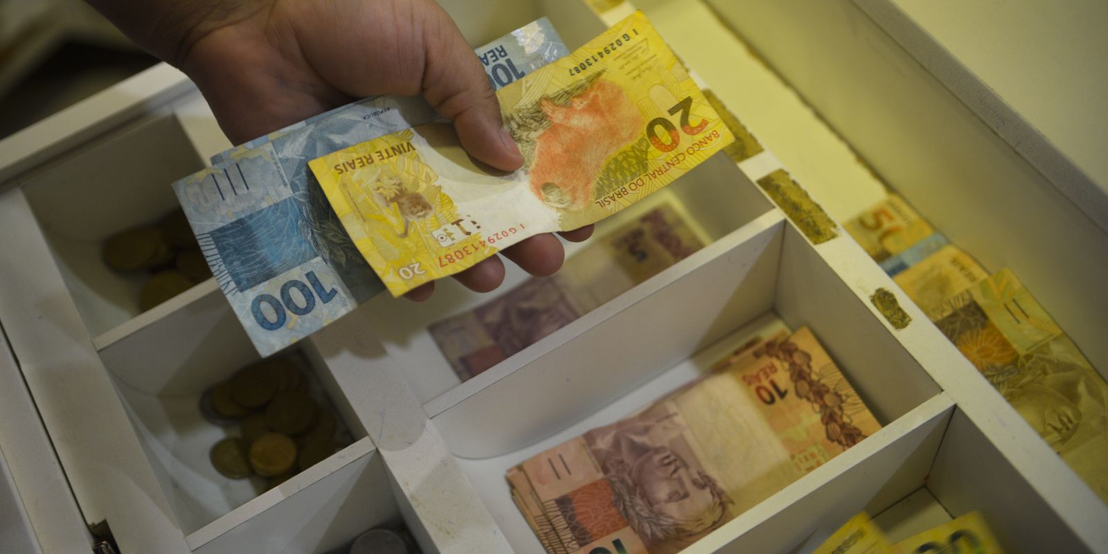 Inflação de salários acumula alta de 4,11% em 12 meses, aponta IBGE