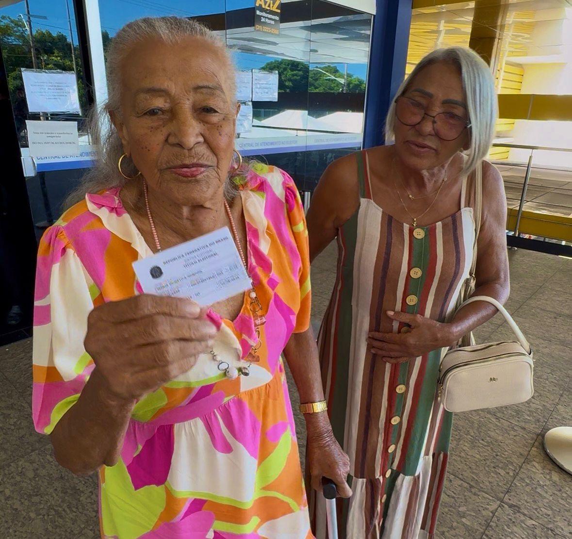 Juca do Guaraná se comove com gesto de idosa de 89 anos que faz questão de regularizar o título com objetivo de votar nele