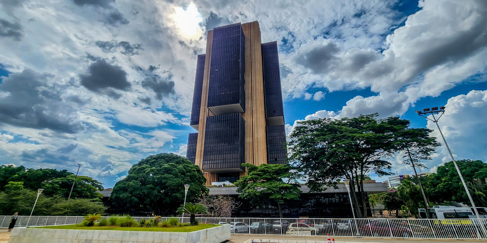 Economistas apontam juros como principal vetor da dívida pública, desmistificando gastos públicos