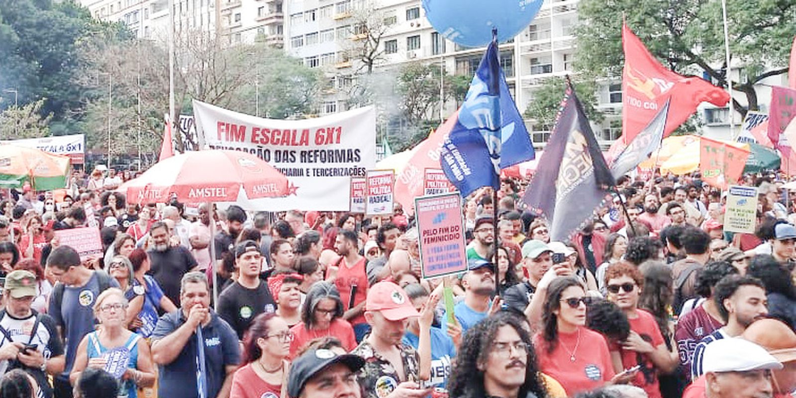 Manifestantes em São Paulo exigem fim da escala 6x1 e ações contra feminicídio