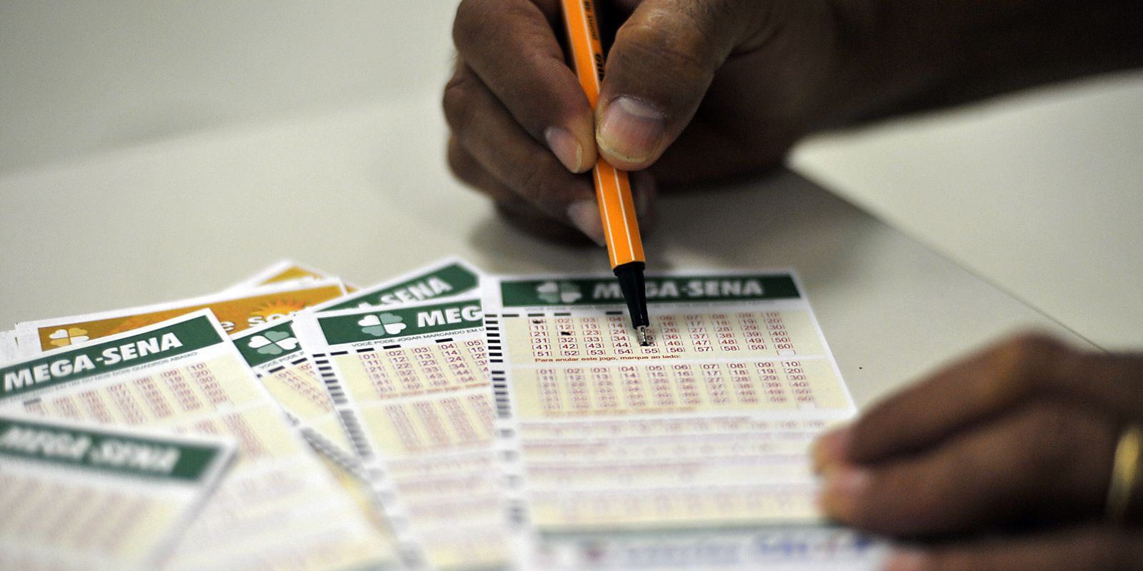 A Mega-Sena acumula e oferece prêmio de R$ 65 milhões no próximo sorteio