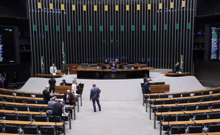 Minirreforma eleitoral facilita recuperação fiscal de partidos e altera regras de fusão