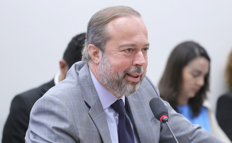 Ministro Alexandre Silveira prestará esclarecimentos sobre o setor elétrico e termelétricas na Câmara