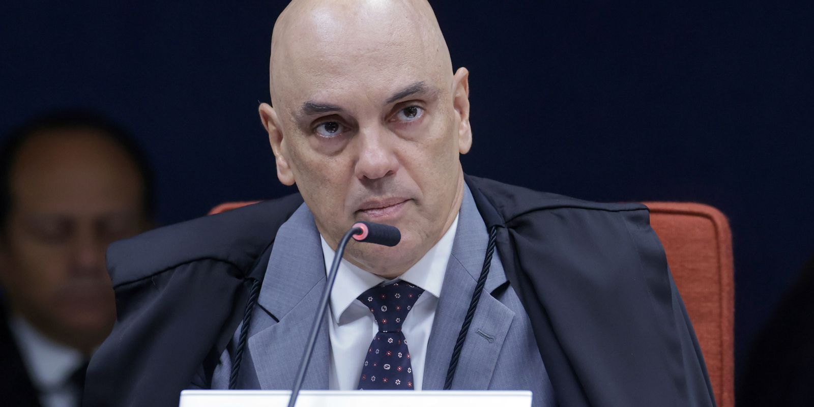 Moraes solicita parecer da PGR sobre inclusão de Jair e Flávio em inquérito