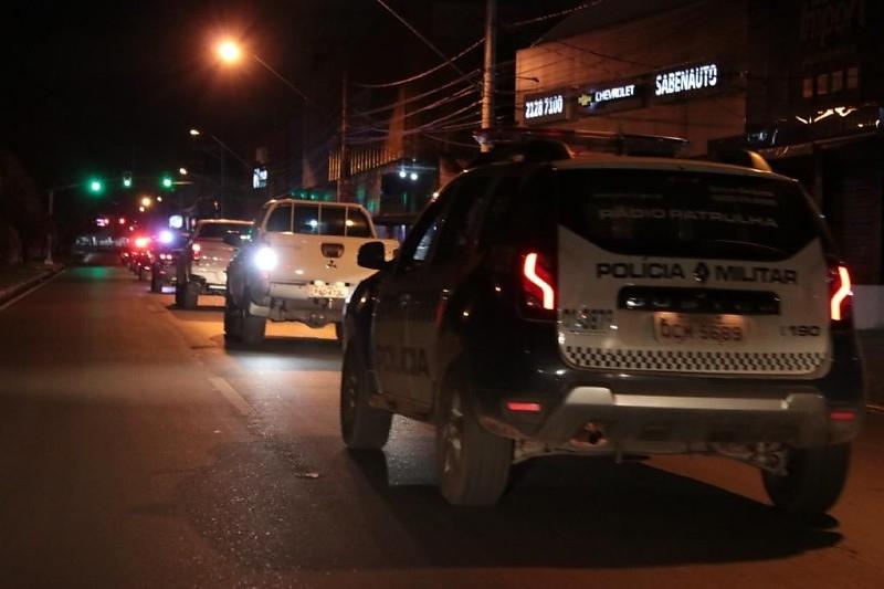 Motociclista sem CNH empina moto, foge da PM e bate em viatura em Cuiabá