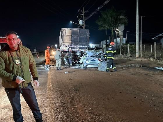 Motorista morre após bater carro na traseira de carreta e pegar fogo