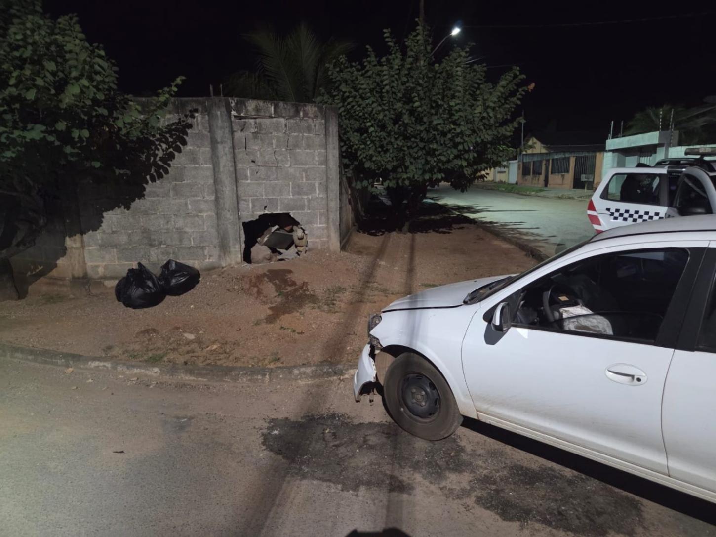 Motorista suspeito de embriaguez  em Nobres bate carro contra muro de residência
